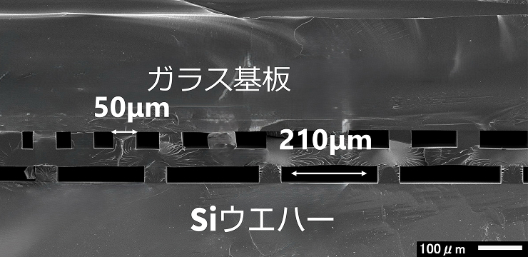 上下層を連結するスルーホールを有する流路