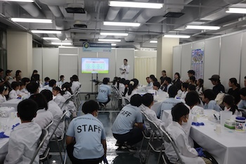 Exhibiting at the “Summer Holiday Science Experiments for Kids 2023” staged by the Yume Kagaku 21 Committee (Chemistry Makes Our Dreams Come True).