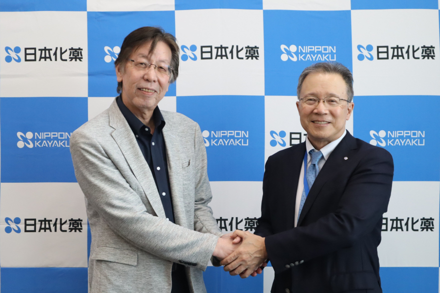左から： apr 取締役会長 小山 伸彦 様、日本化薬 代表取締役社長 川村 茂之